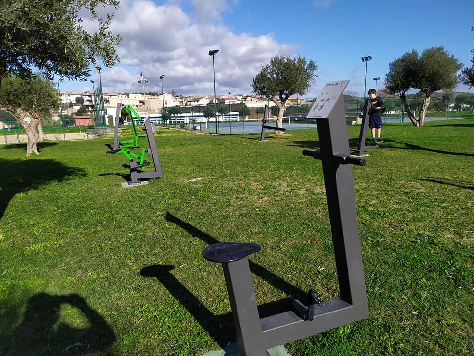 Una palestra a cielo aperto nel cuore del parco di Sanluri: il boom del fitness gratis all’aria aperta