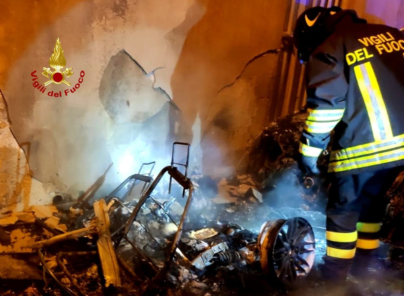 Auto in fiamme nella notte, vigili del fuoco in azione a Quartu e Dolianova