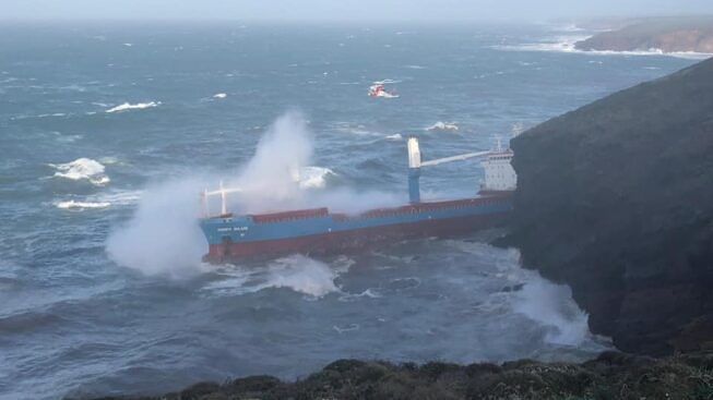 Cargo incagliato da 20 giorni a Sant’Antioco, portati via tanti bidoni di idrocarburi
