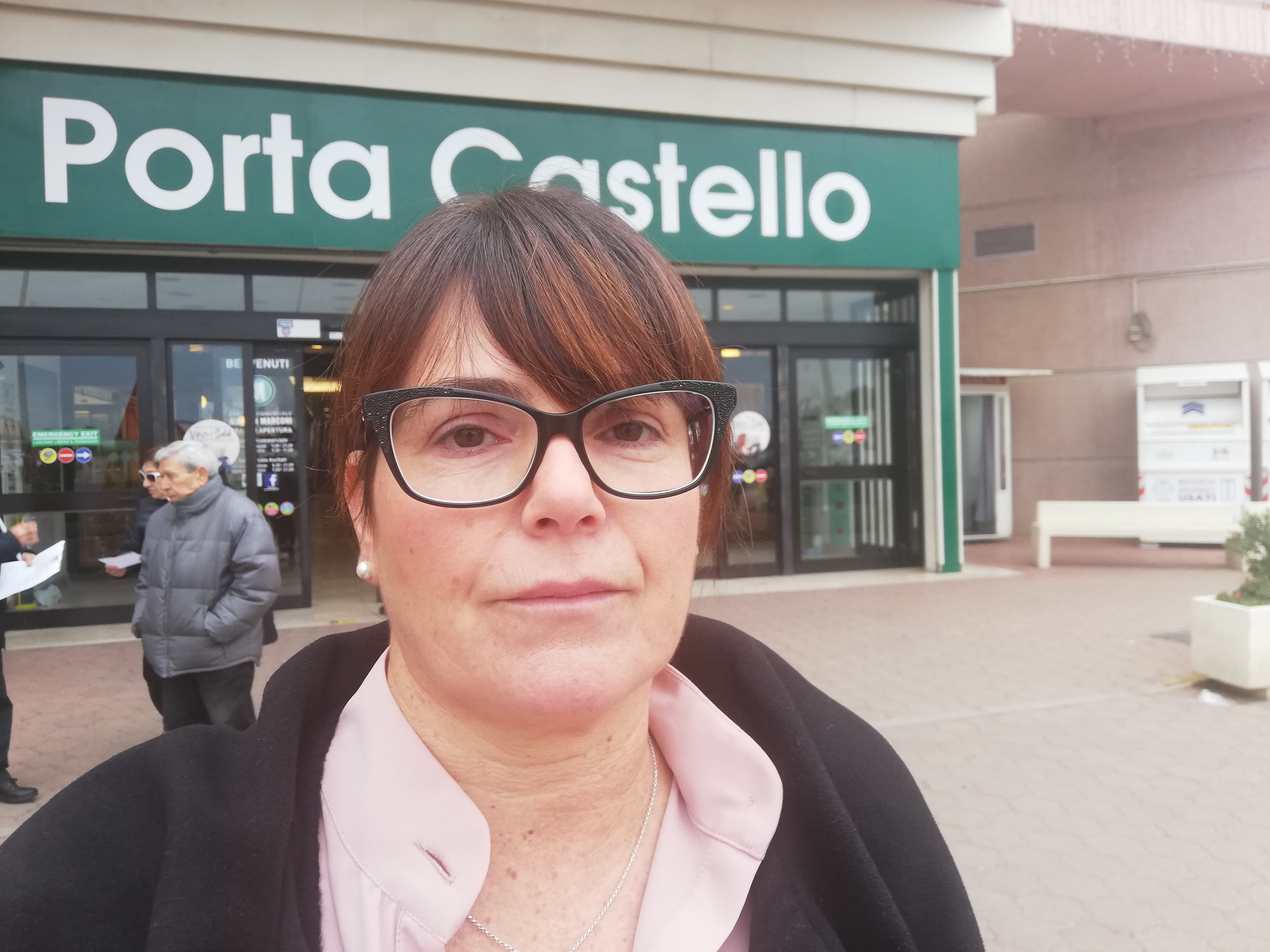 Alessandra di Quartu, cassiera disperata al Brico: “Vogliono mandarmi via, chi mi assume a 50 anni?”