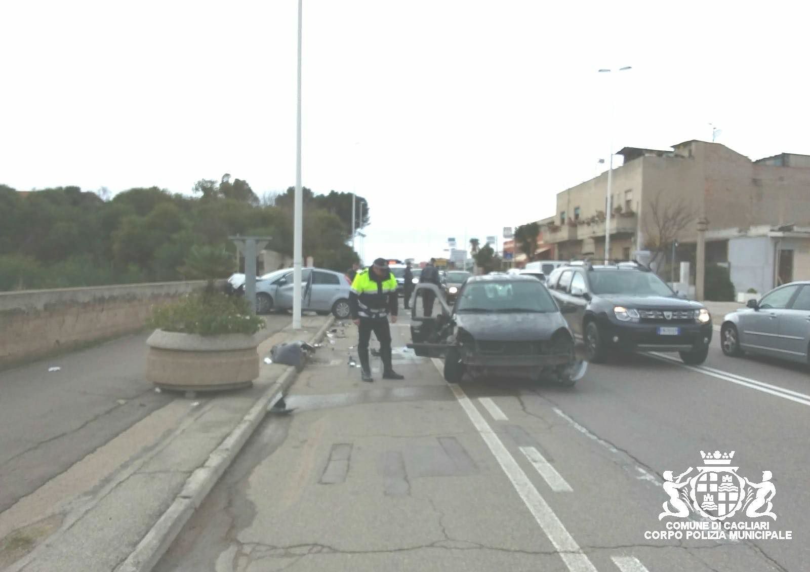 Cagliari, scontro tra auto in viale Elmas: una finisce su un muro