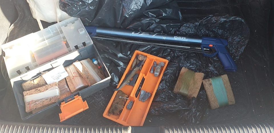 Fucile e ami nascosti per fare “pesca vietata” a Villasimius, le guardie ambientali scoprono tutto