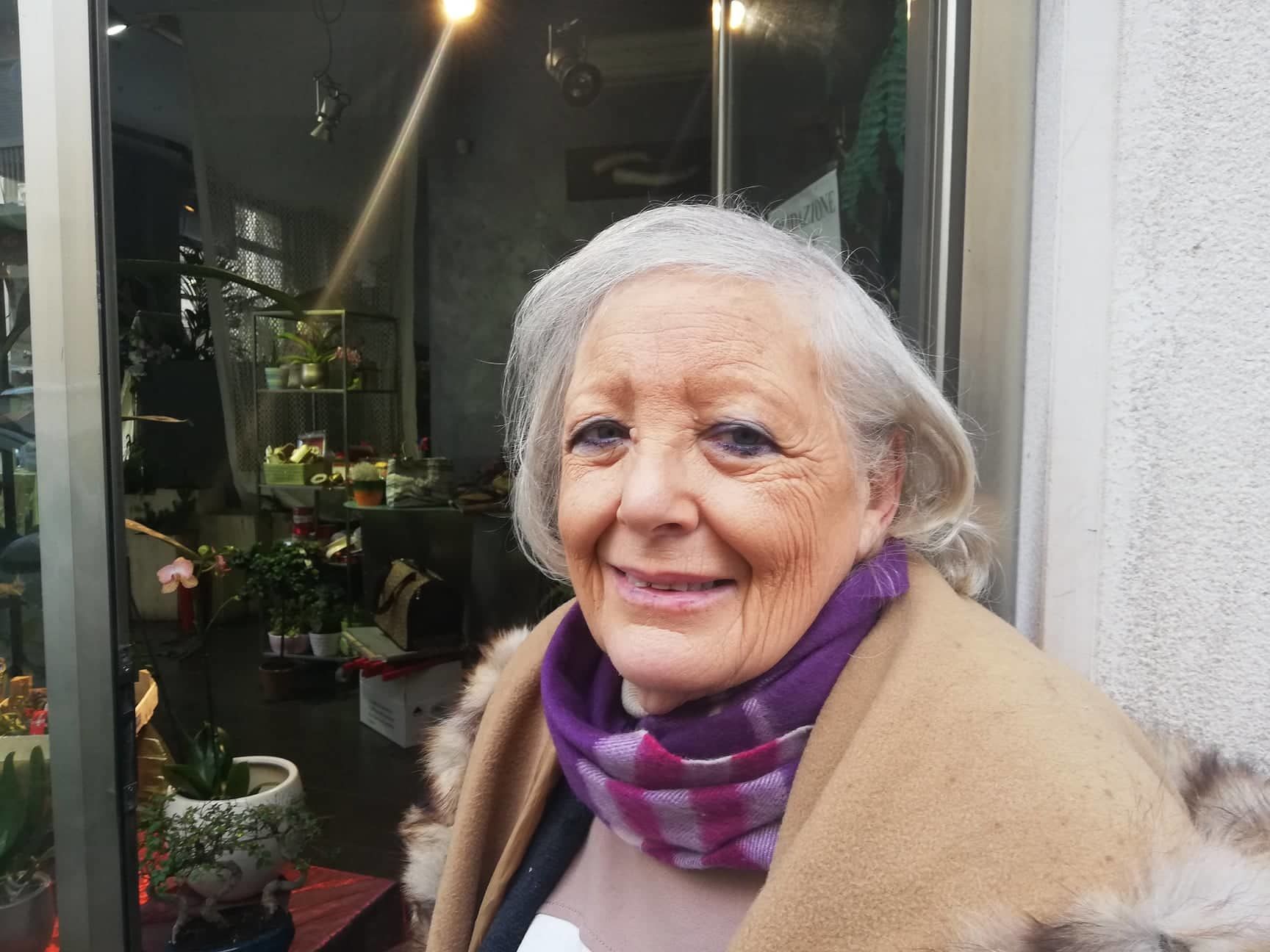 Cagliari, l’ultimo bouquet di Paola: “Dopo 40 anni chiudo la mia fioreria in via Millelire”