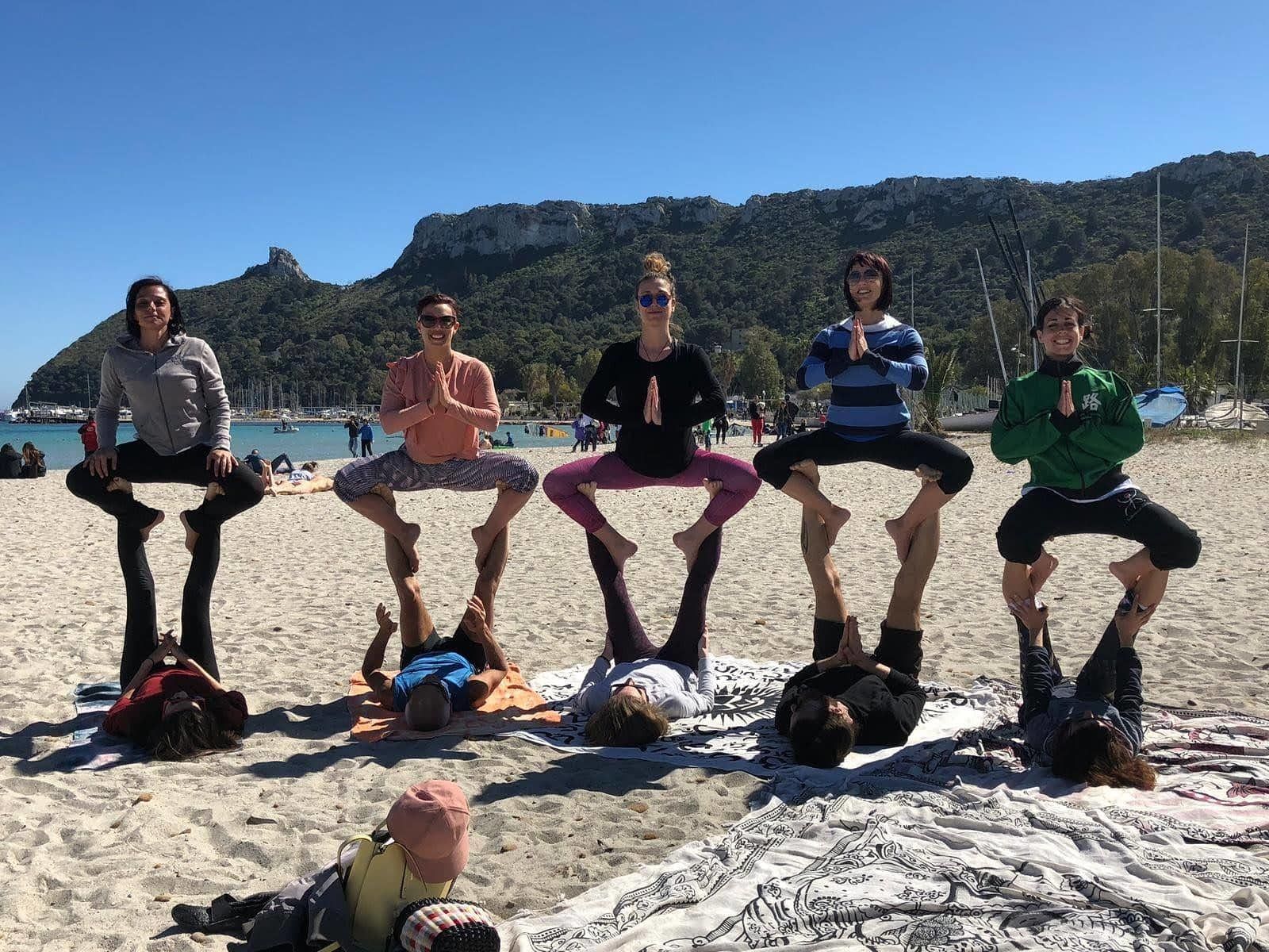 Yoga, “AcroBefane” al Poetto: l’evento è un successo