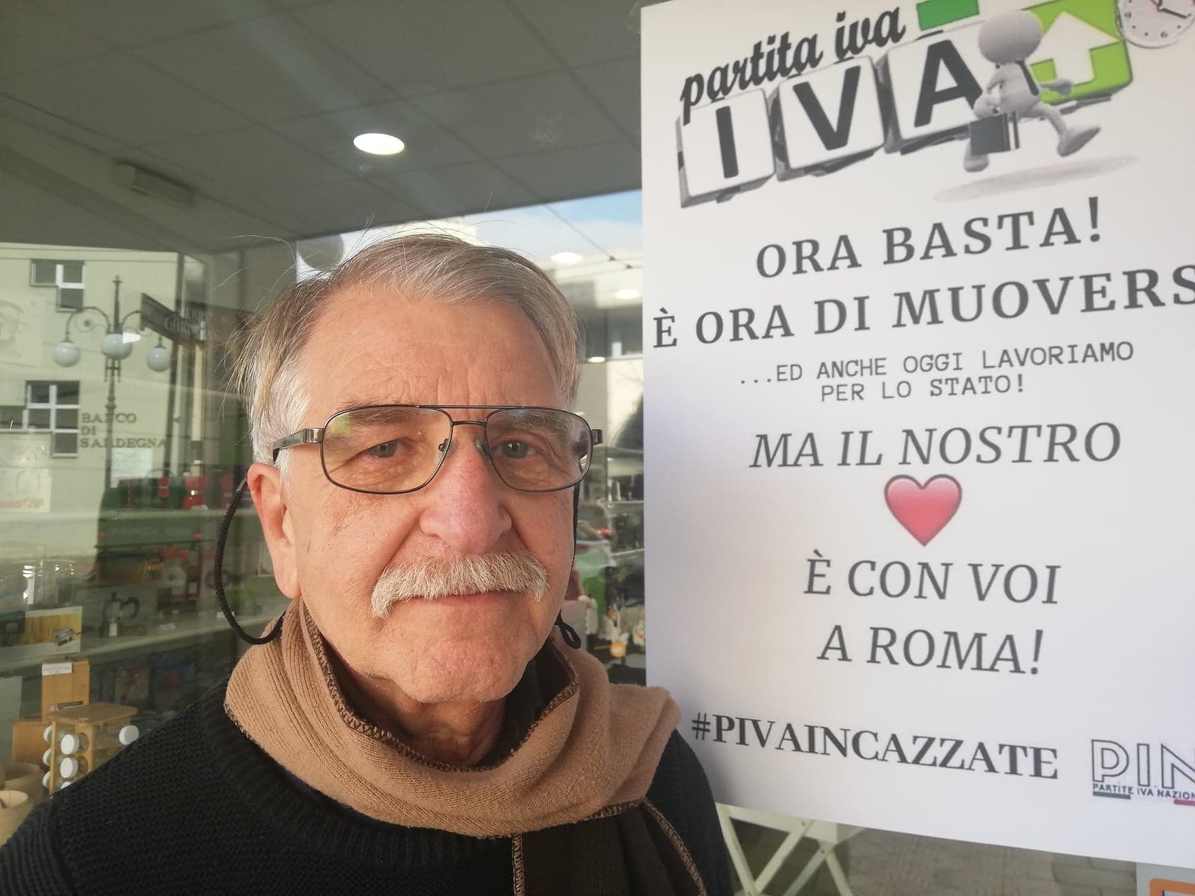 “1580 euro di Iva a gennaio, vivo alla giornata: mi costringono a chiudere il negozio a Quartu”