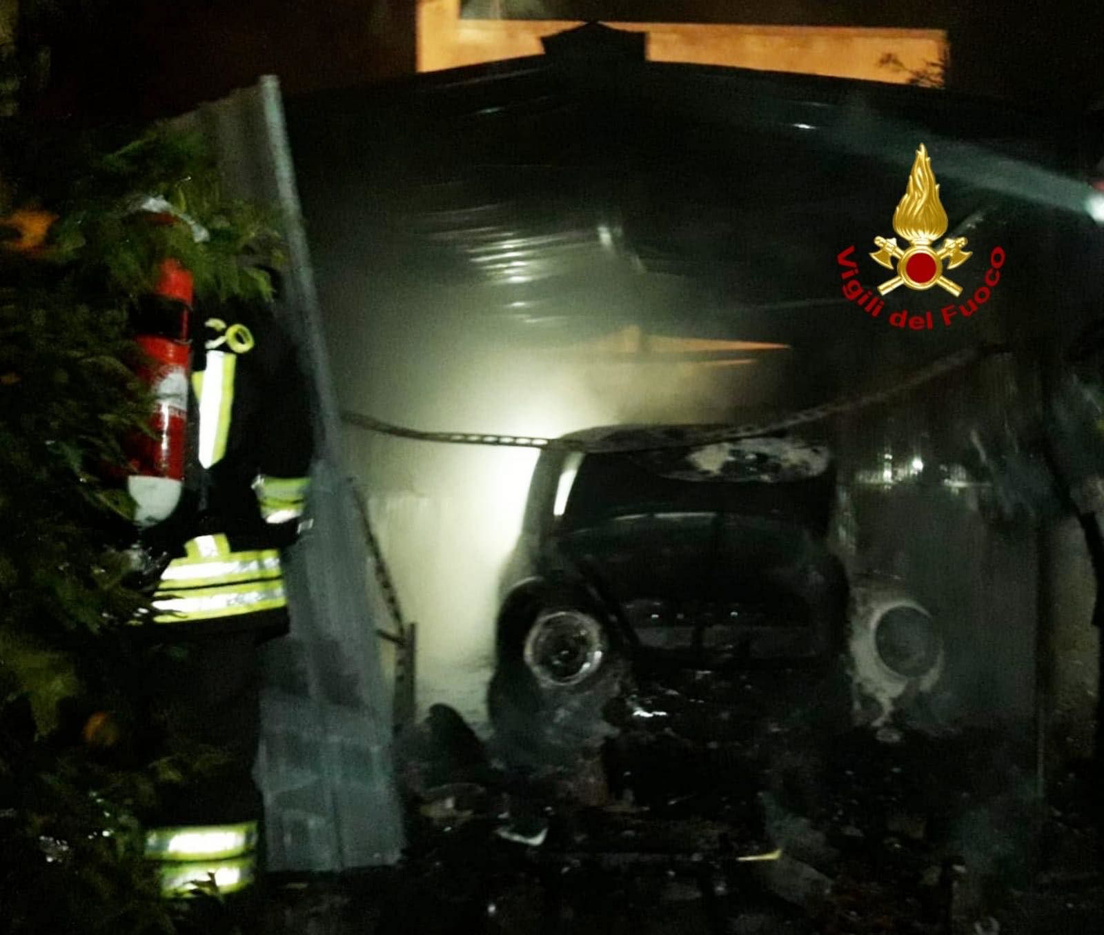 Due auto in fiamme nella notte a Uta: una è stata distrutta