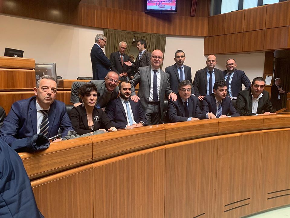 Caos continuità territoriale, Solinas non c’è: le opposizioni occupano il Consiglio regionale