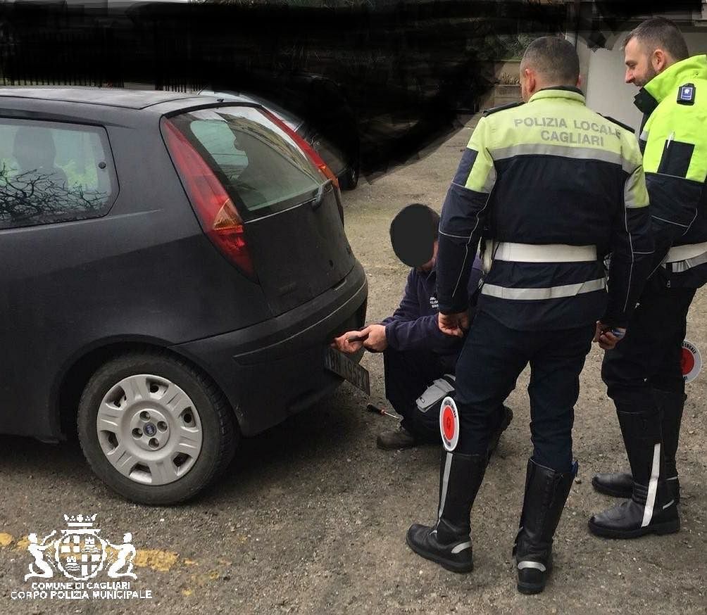 Cagliari, guidava una Punto con una targa falsa: denunciato automobilista di 52 anni