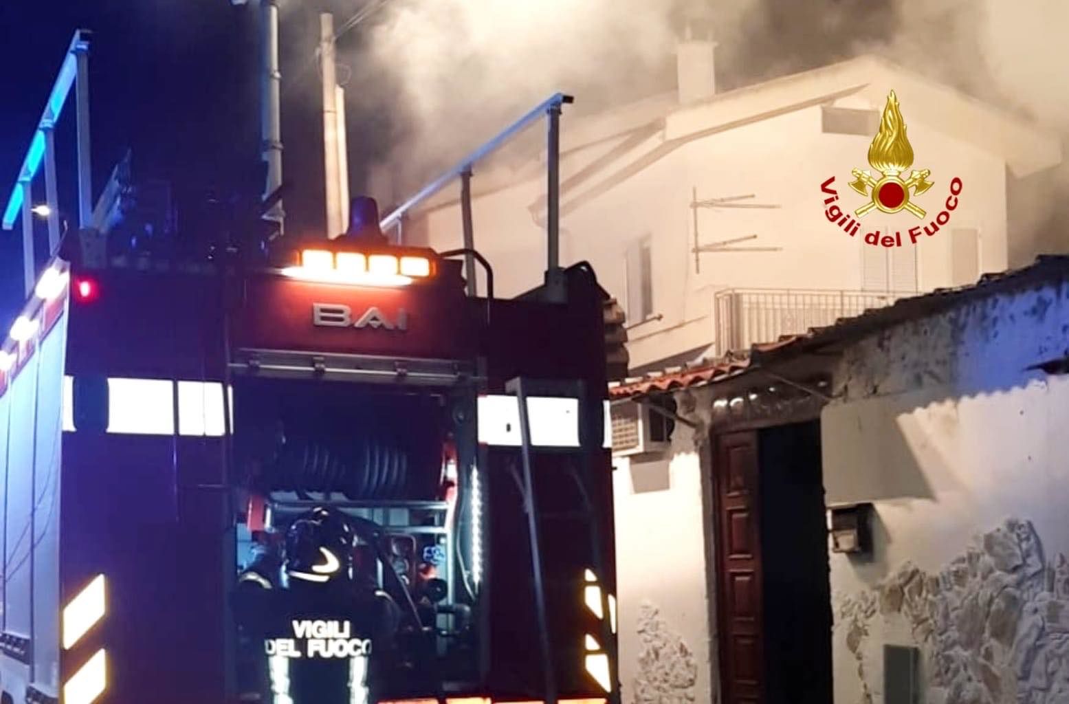 Paura nella notte a Uta: scoppia incendio in una casa