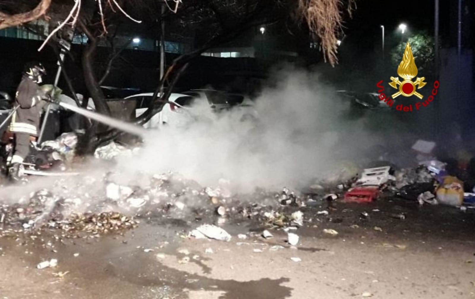 Cagliari, discariche a cielo aperto incendiate a Sant’Elia: fiamme vicino alle auto