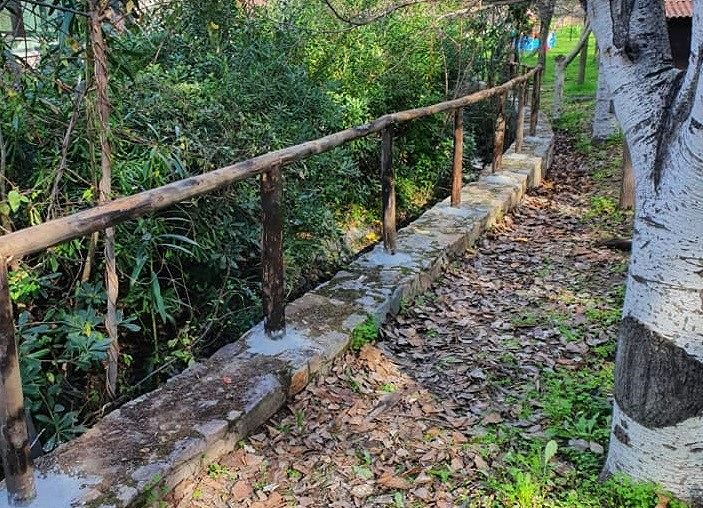 I vandali distruggono e il Comune ripara: ecco la nuova staccionata del parco a Sarroch