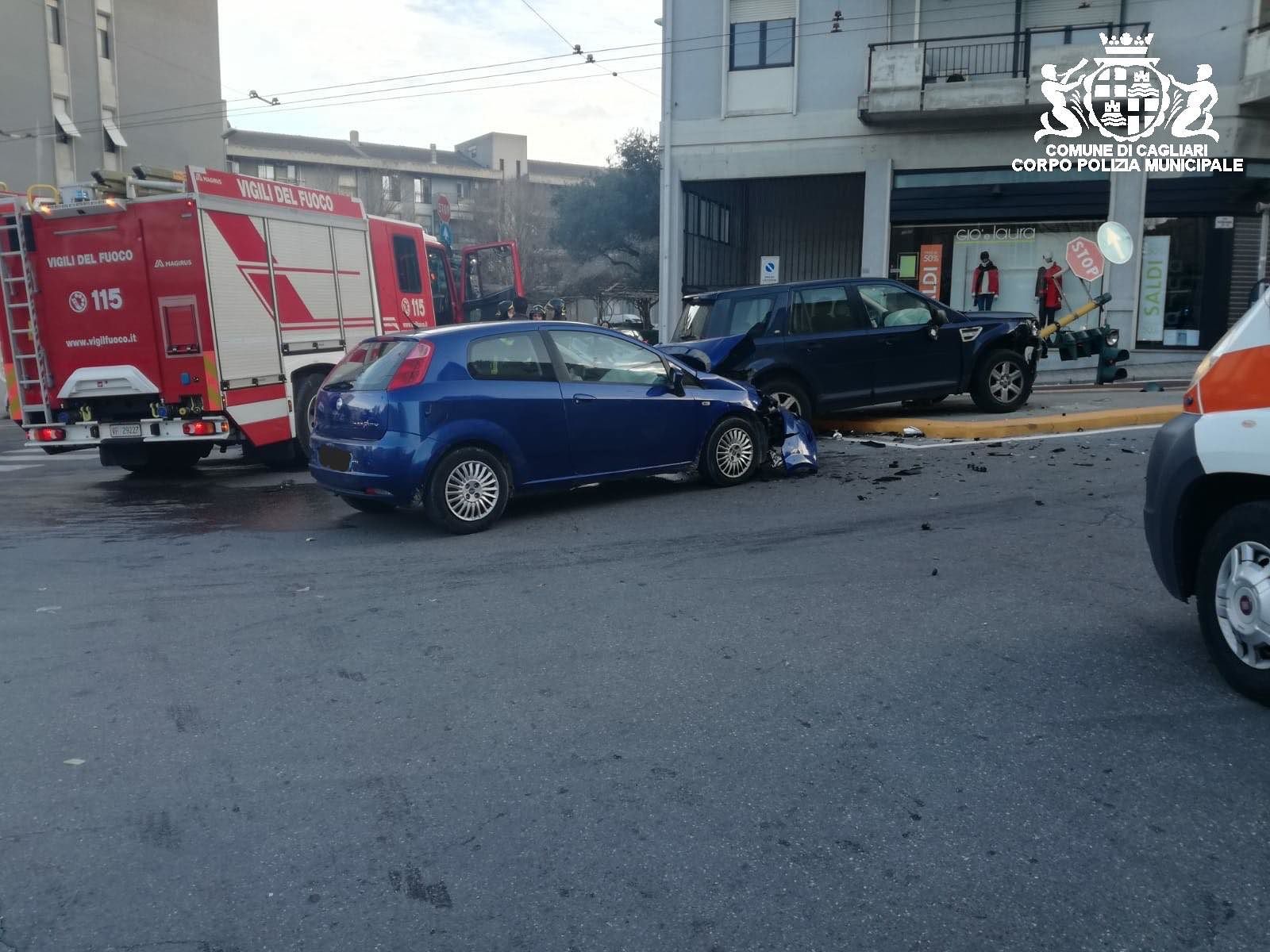 Cagliari, scontro tra auto all’incrocio: due feriti all’ospedale