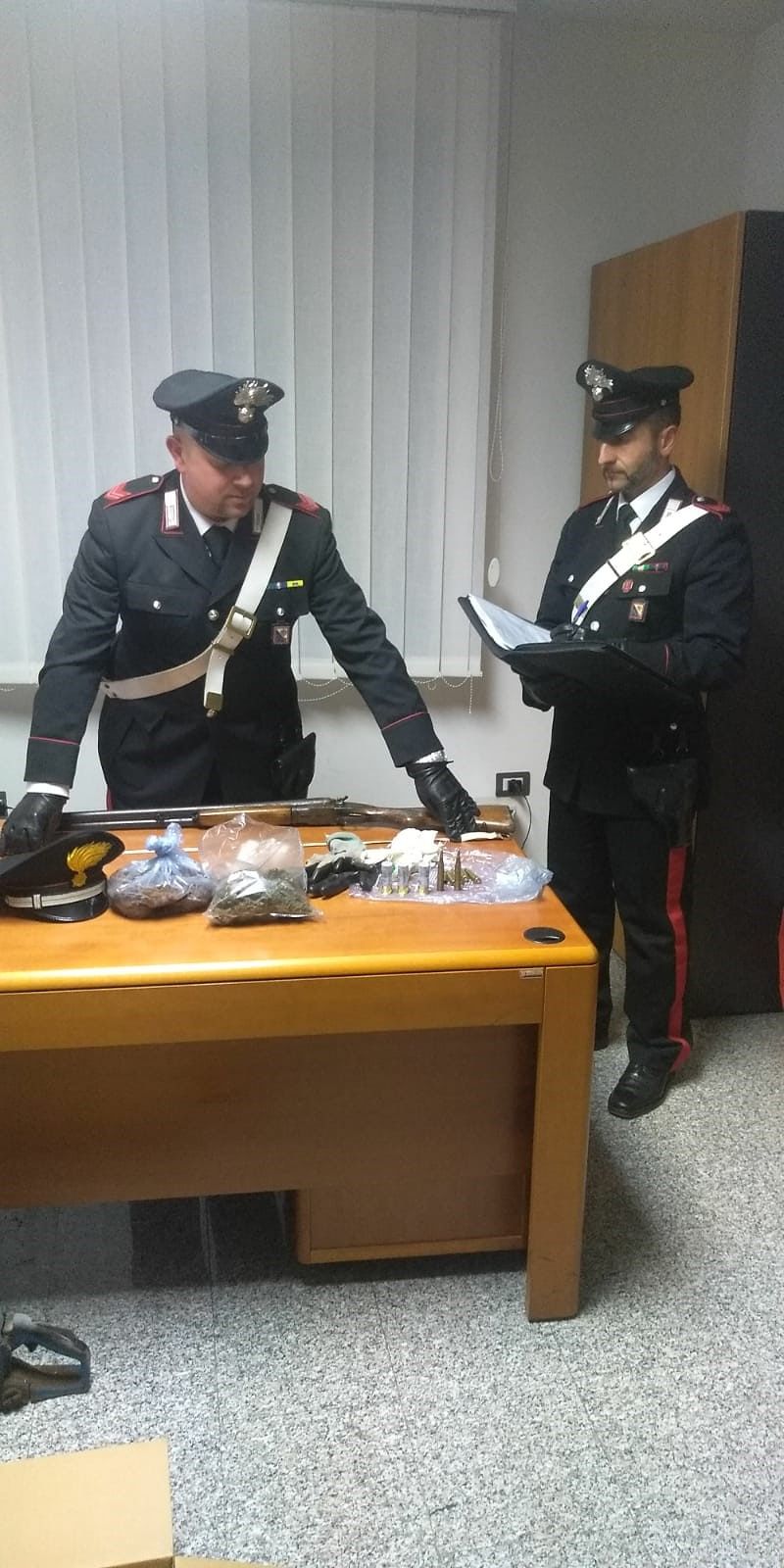 Escalaplano, tenta di eludere il posto di blocco e nasconde un fucile tra i cespugli: arrestato