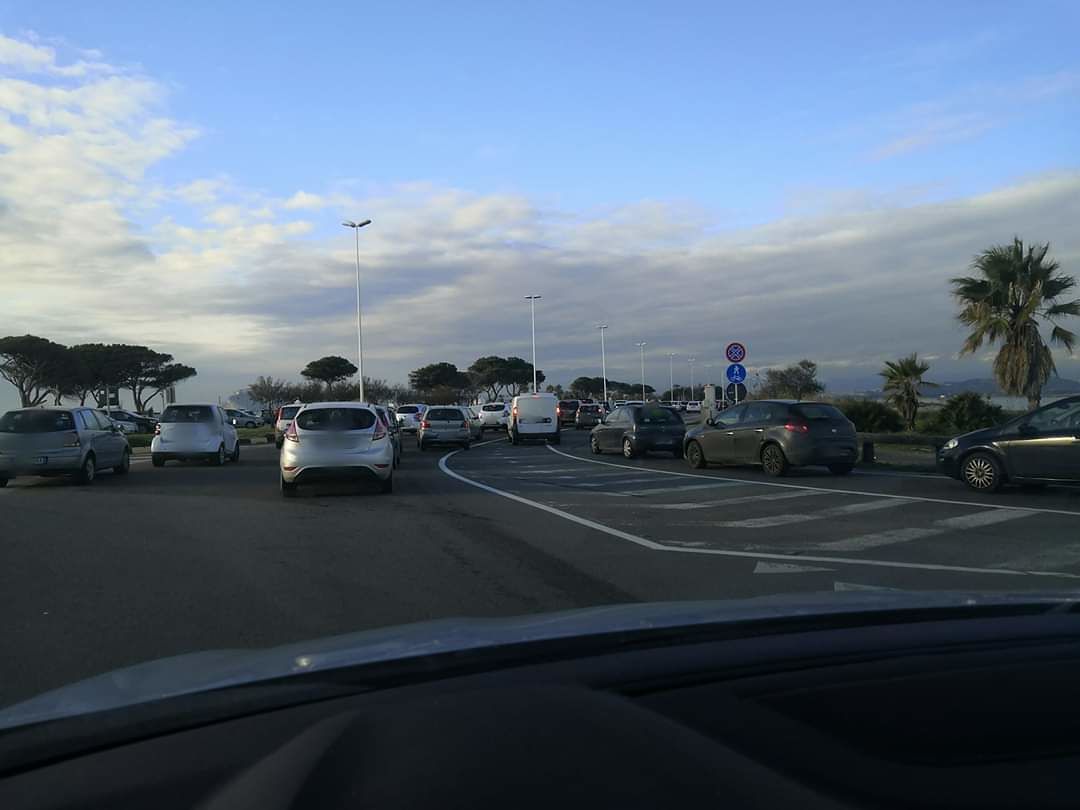 Cagliari, odissea per gli automobilisti al Poetto: “Code lunghissime perché devono tagliare l’erba”