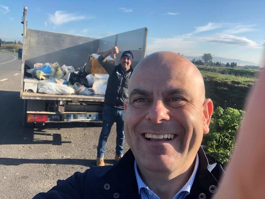 Decimoputzu, il sindaco ripulisce le campagne “soffocate” dai rifiuti: “Contro i nemici della differenziata”