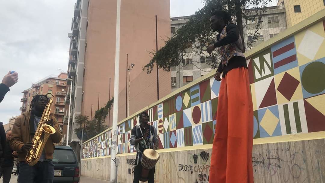 Cagliari, taglio del nastro per il murale regalato dai migranti: “Così si favorisce l’integrazione”