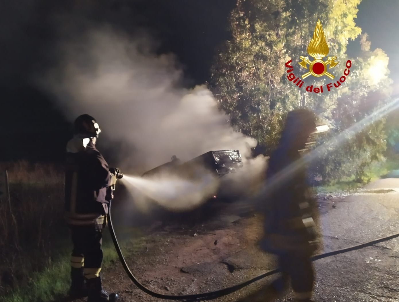 Paura a Sassari, furgone carico di bombole di gas in fiamme