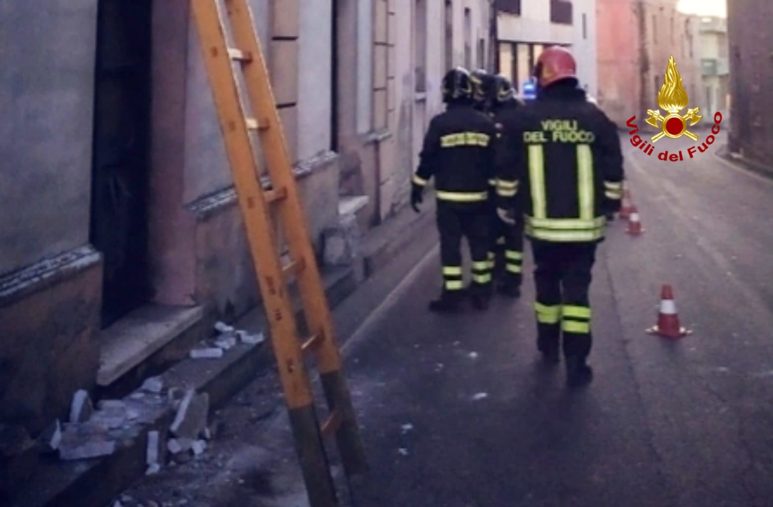 Camion sbatte contro un balcone a Mandas, tanta paura ma nessun ferito