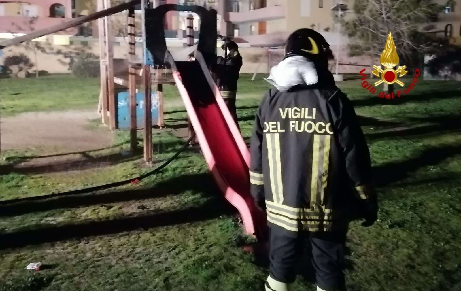 Paura a Quartu, incendio nel parco giochi di via Fieramosca: altalena avvolta dalle fiamme