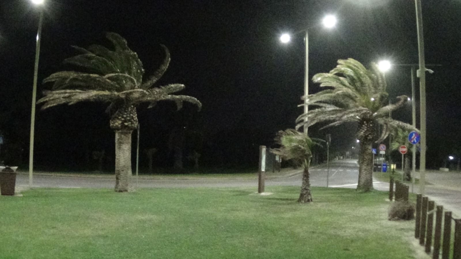 Il vento prende a schiaffi Cagliari, tempesta di sabbia e mare agitato in un Poetto deserto (VIDEO)