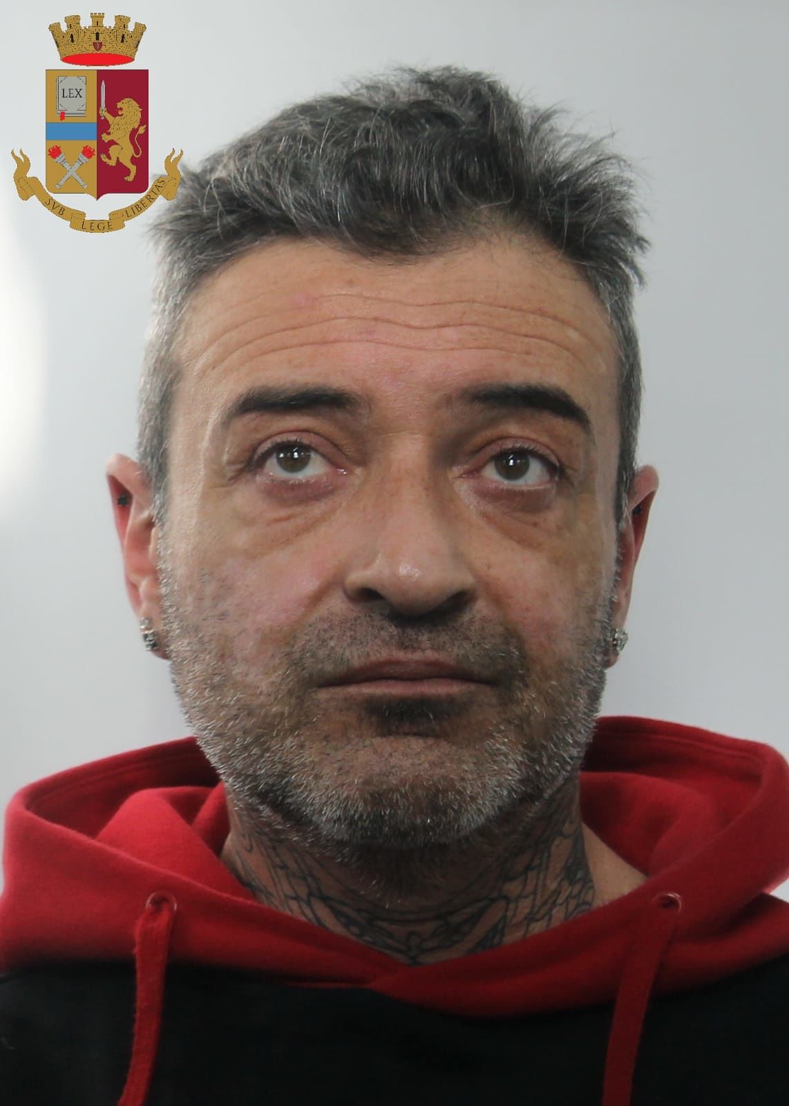 Cagliari, sorpreso con la droga nascosta in un libro: pusher arrestato dalla polizia