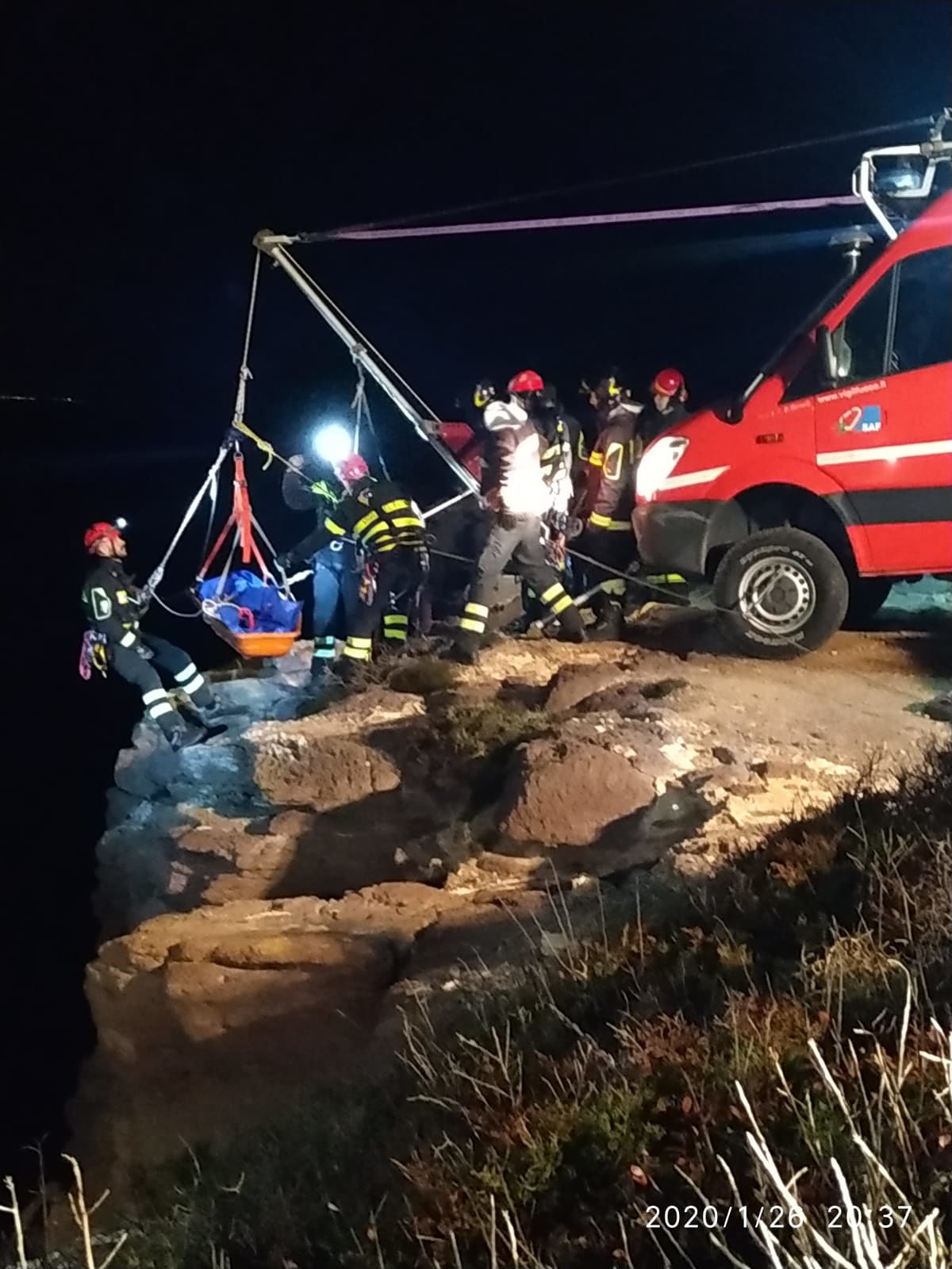 Calasetta, tragedia al Nido dei passeri: uomo cade dalla scogliera e muore