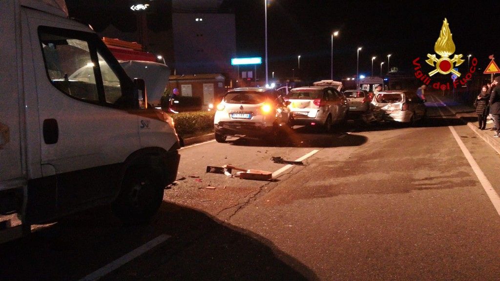 Maxi tamponamento in via Peretti a Cagliari, si aggrava il bilancio: 8 feriti