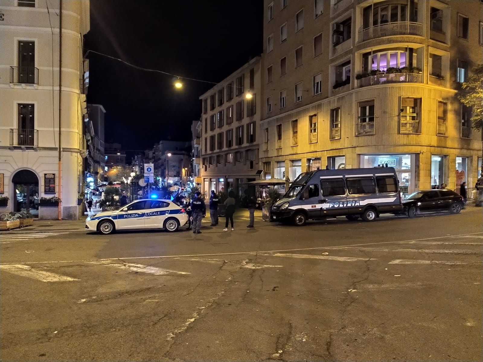 Cagliari, ubriaco 5 volte oltre il limite finisce con l’auto contro una camionetta della polizia