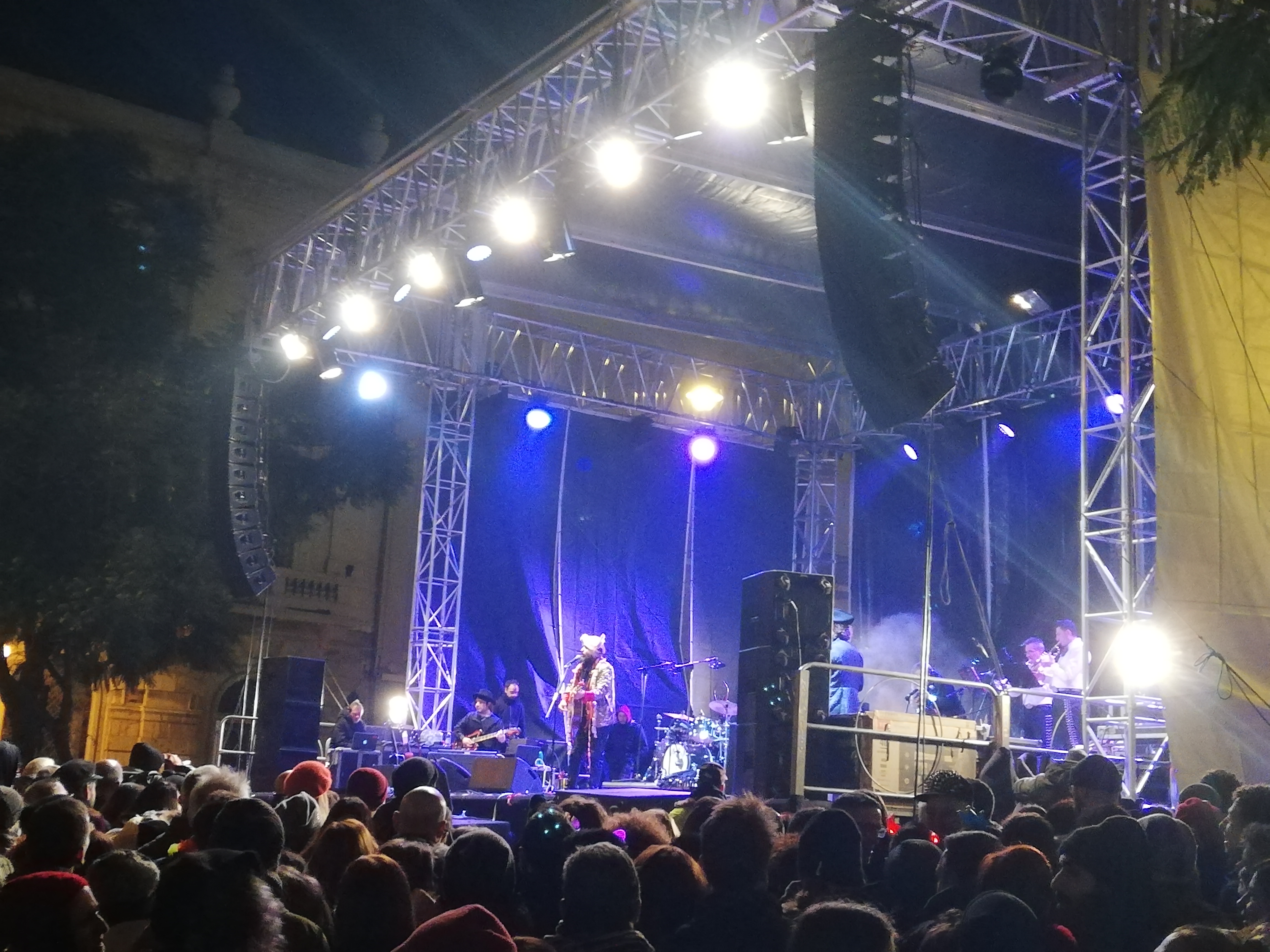 Cagliari si scatena con Vinicio Capossela, in 15mila brindano al 2020 nel Largo