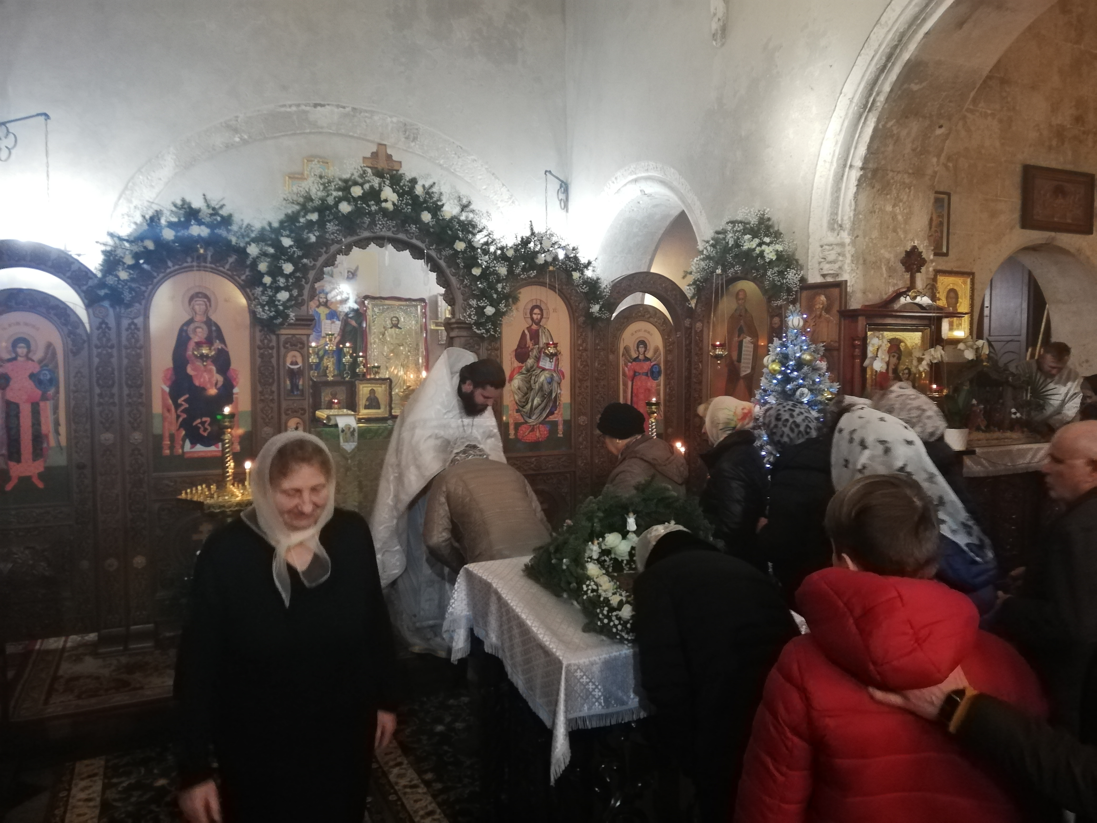 È ancora Natale a Cagliari, ortodossi in festa tra preghiere e canti in Castello: tante badanti alla vigilia
