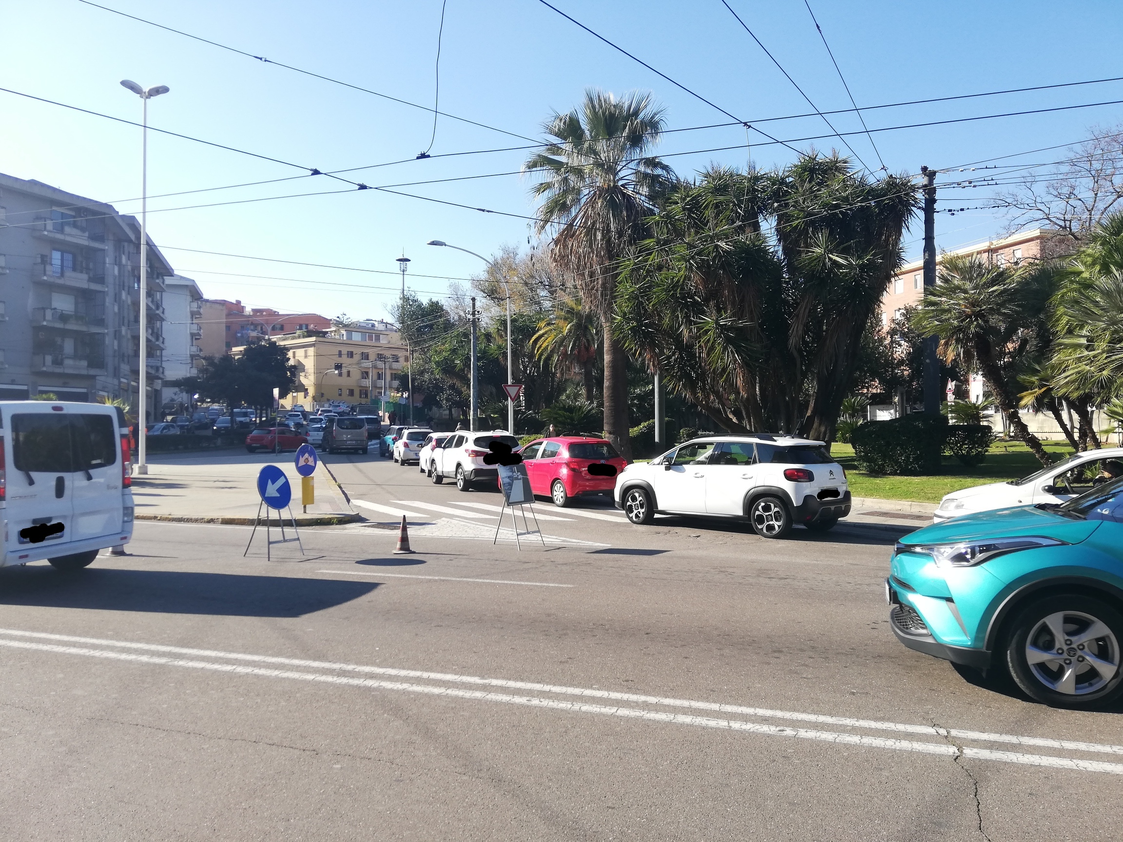Cagliari, traffico infernale tra via Bacaredda e via Liguria: tutti in fila per “colpa” delle nuove strisce pedonali