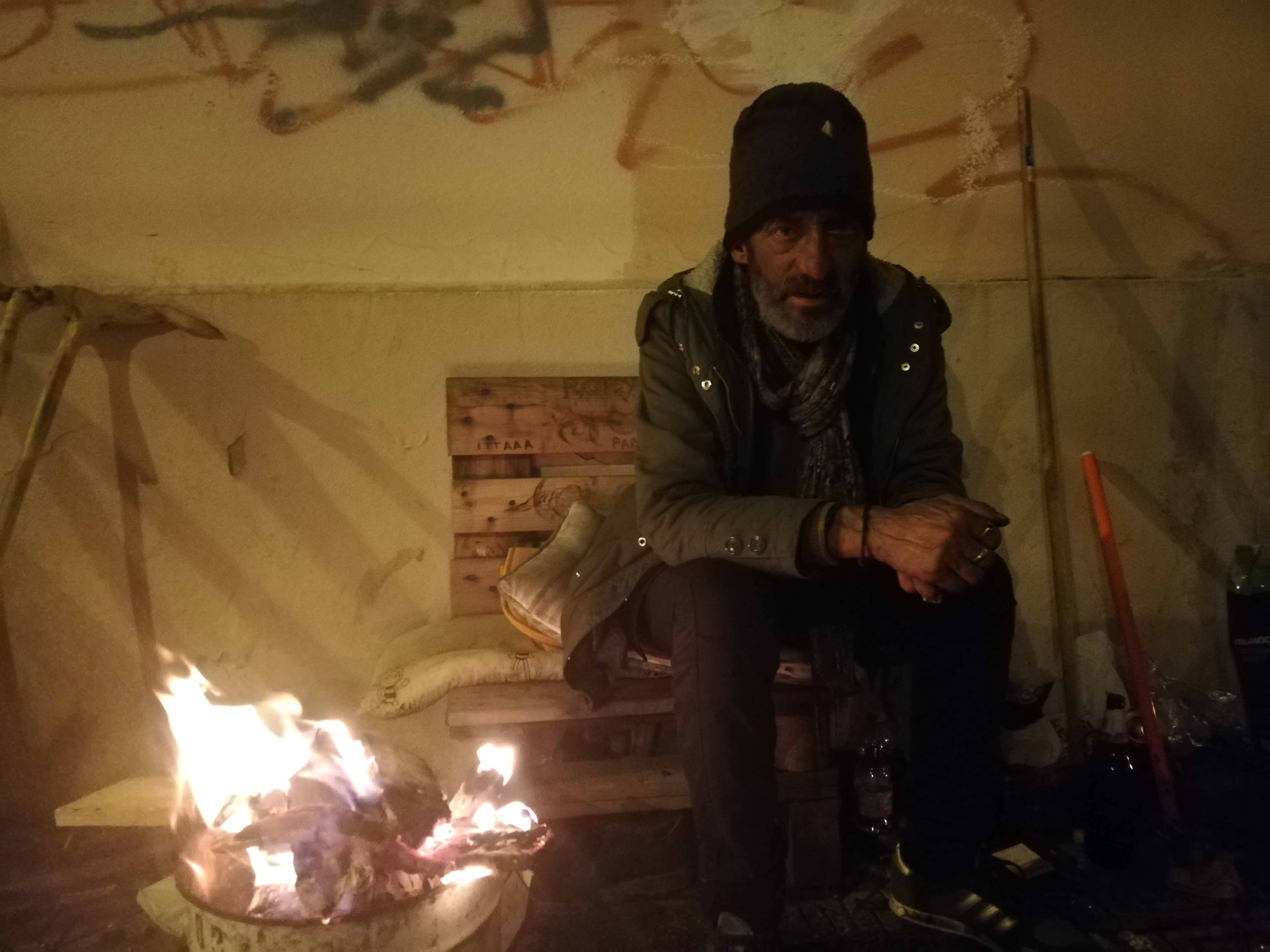 Cagliari, il clochard Roberto ancora al freddo in via Dante: “Nessuna stanza, sono disperato”