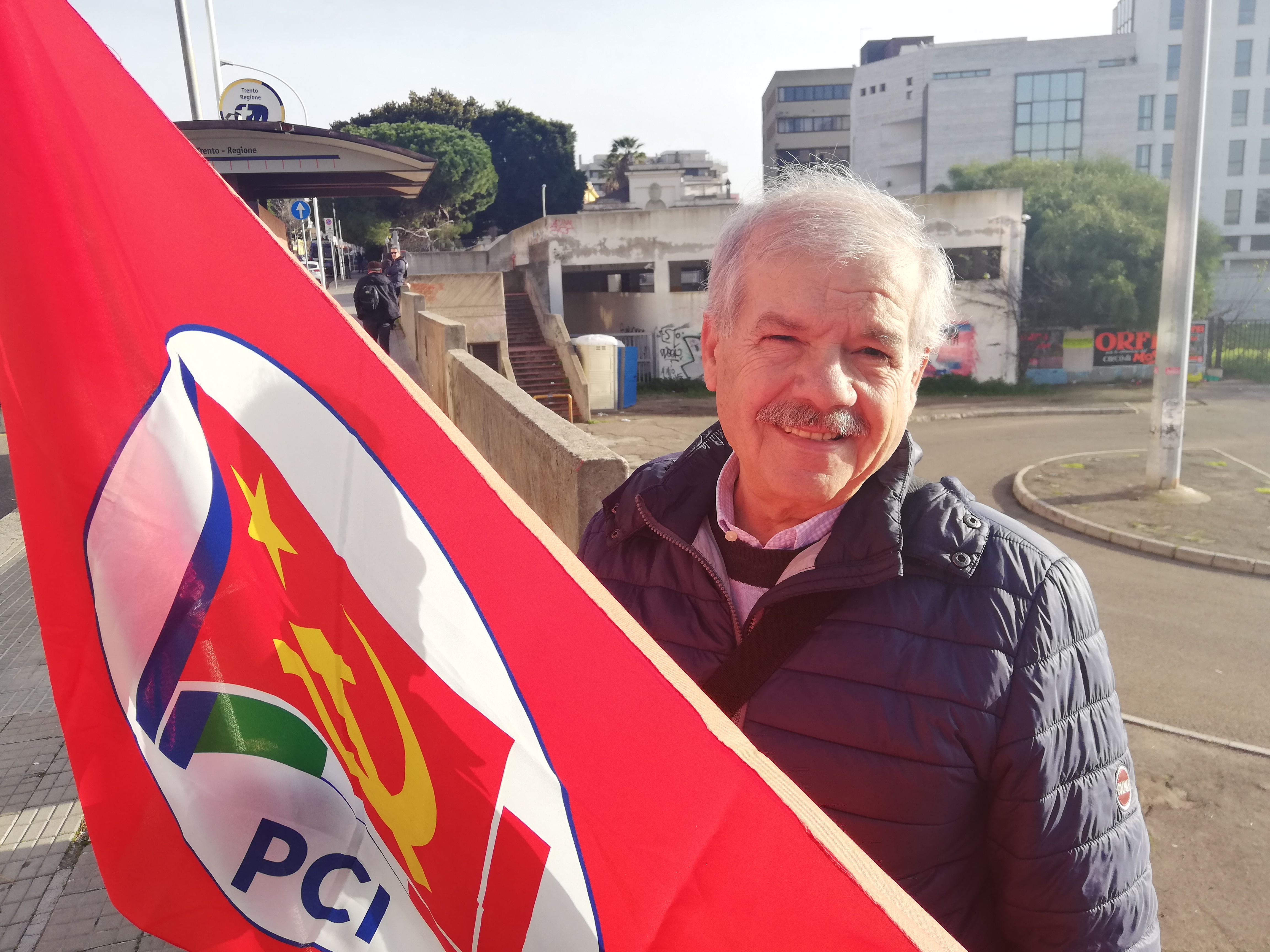 Giampaolo di Cagliari, la proposta in piazza: “Chiudiamo le basi militari e diamo quelle aree ai pastori”