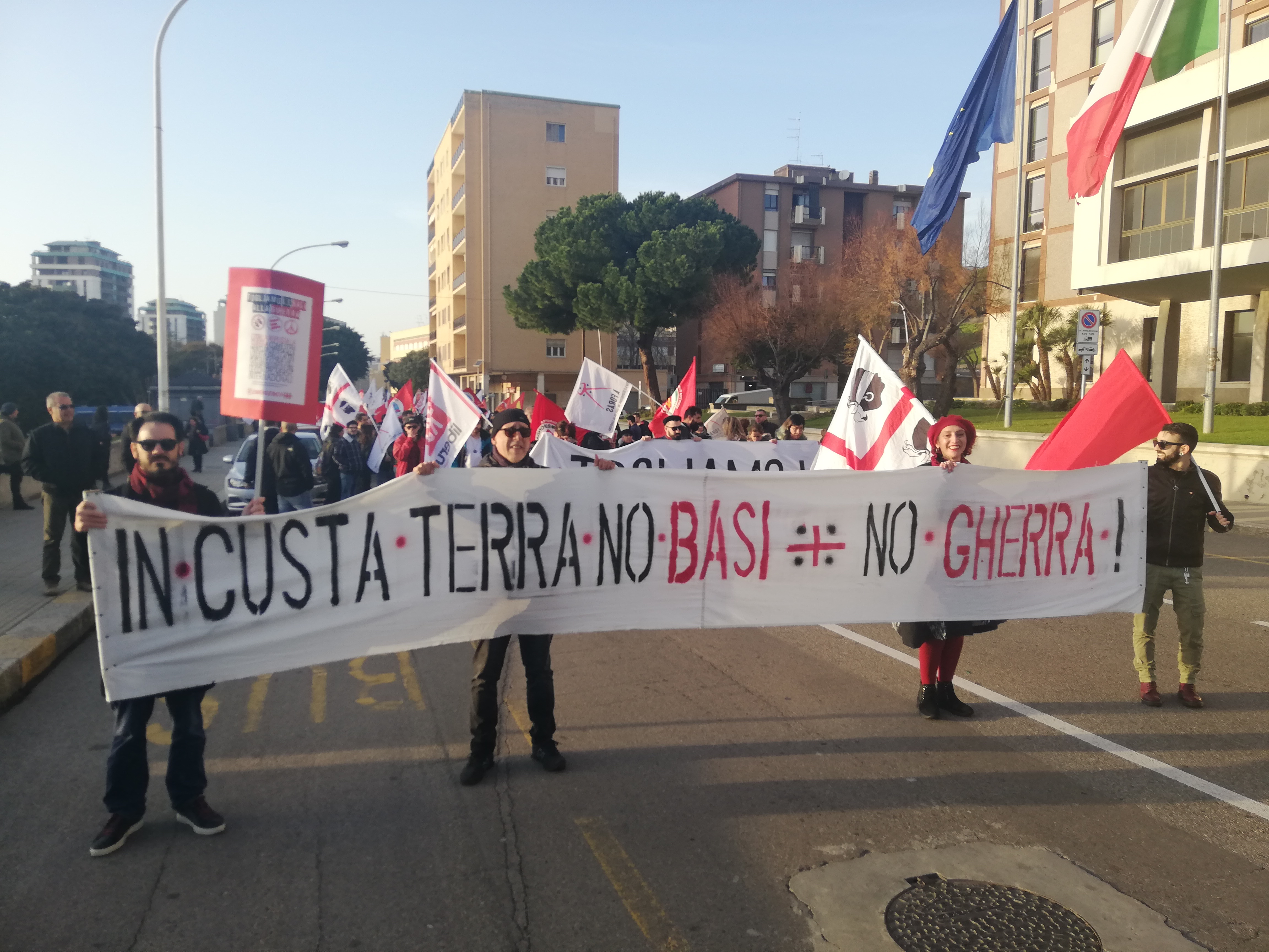 Cagliari, 300 in corteo contro guerre e basi militari: “Via Nato e Rwm dalla Sardegna”