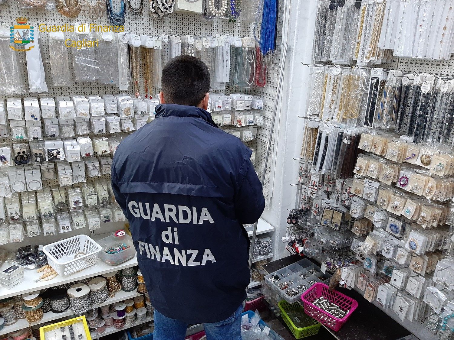 Accessori moda, fermagli per capelli, bracciali, piercing: sequestrati 674mila prodotti a Cagliari, maxi multe