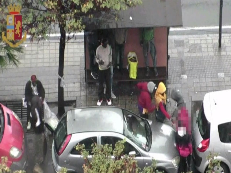 Cagliari, droga spacciata anche davanti ai turisti: così il gruppo di pusher africani ha “sequestrato” via Roma