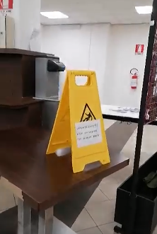 Cagliari,”finestra pericolante nella mensa di piazzale Michelangelo: c’è scarsa attenzione alla sicurezza”