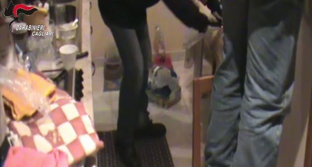 Cagliari, la fuga disperata della colombiana in piazza Yenne: “Sono stata violentata”