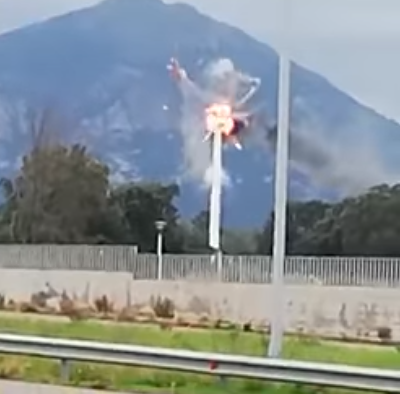 Pala eolica prende fuoco nella zona industriale di Villacidro  – VIDEO