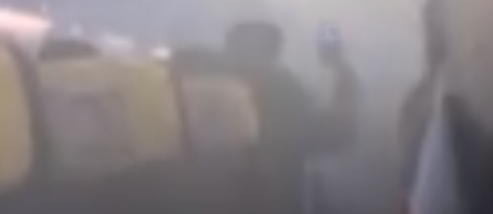 Terrore sul volo Ryanair: fumo in cabina e atterraggio d’emergenza