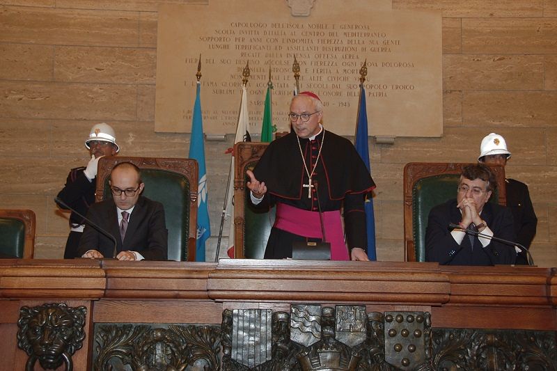 Cagliari, il nuovo Arcivescovo in consiglio comunale: “Chiesa pronta al dialogo per aiutare i deboli”