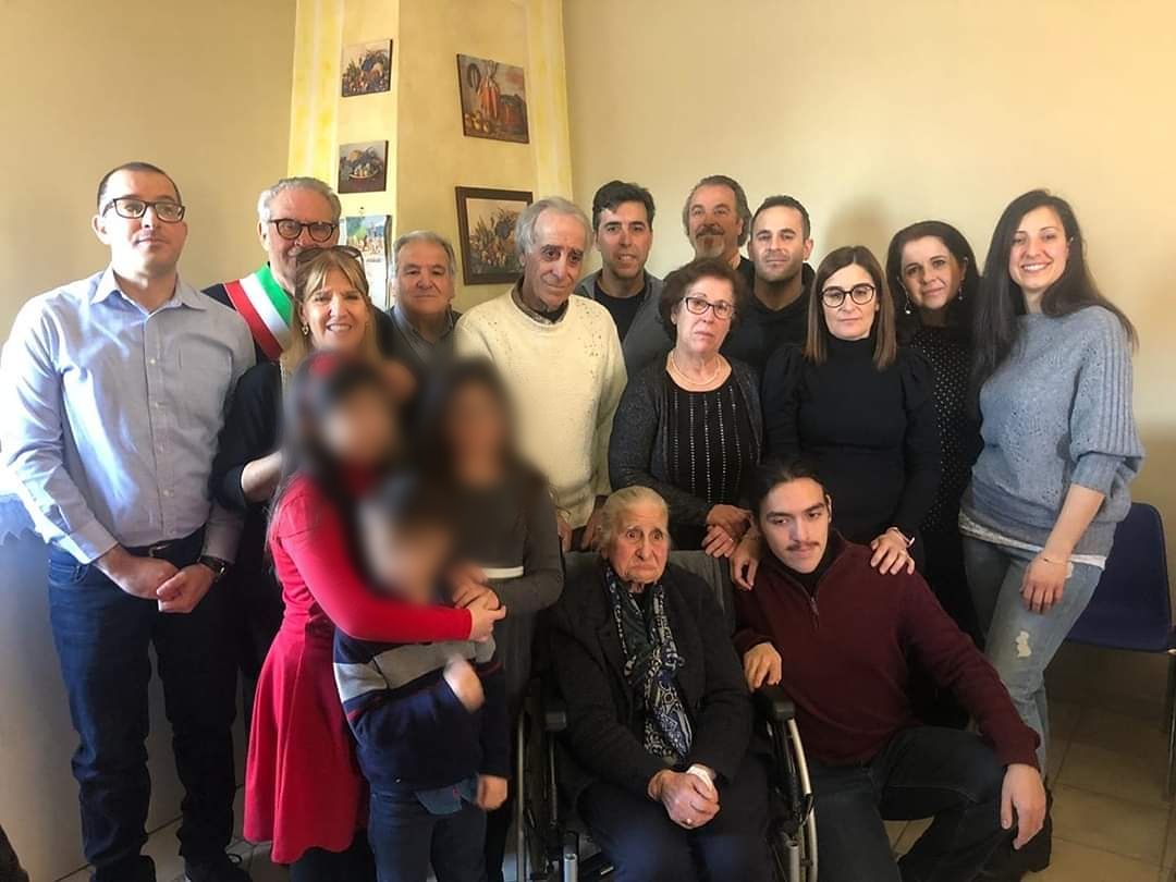 Ortacesus festeggia i 100 anni della “super nonnina” Veneranda Abis: “Gli anziani sono preziosi come le biblioteche”