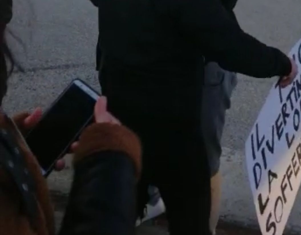 Sestu, la denuncia degli animalisti: “Minacciati e aggrediti fuori dal circo”