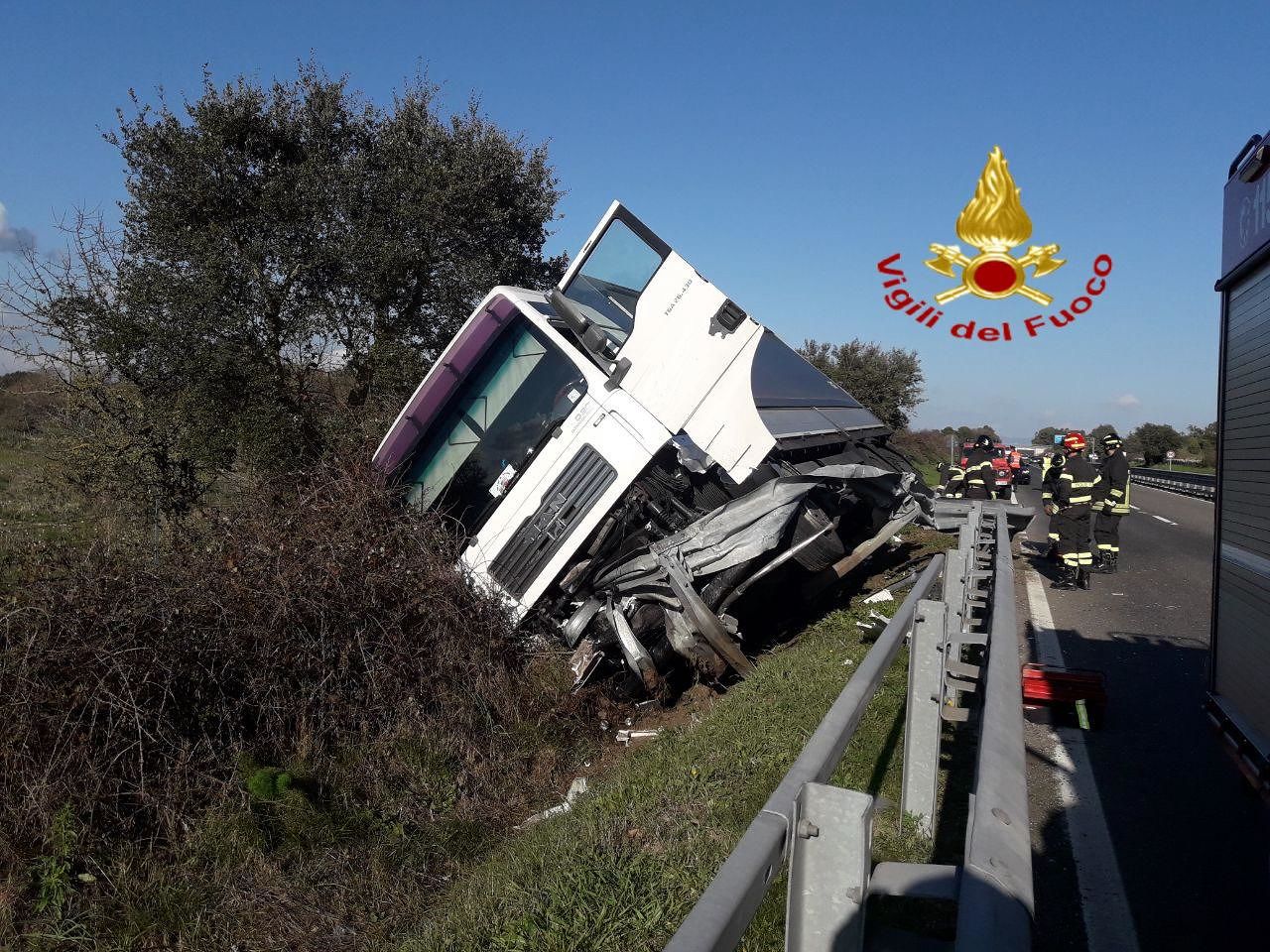 Paura sulla Ss 131, camion carico di vini sbanda e finisce fuori strada
