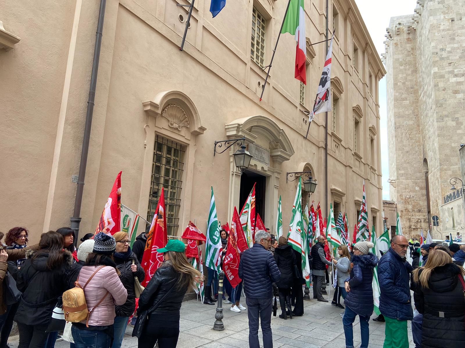 Cagliari, il dramma di 270 lavoratori delle pulizie: “Niente stipendio e tredicesime, un Natale tristissimo”
