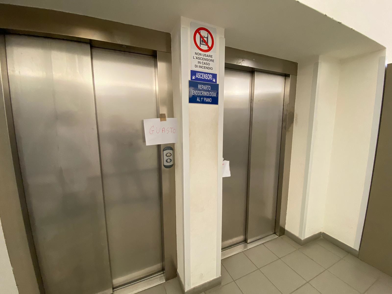 Cagliari, la rabbia dei pazienti della Cittadella di via Romagna: “Gli ascensori del centro Tao guasti da un mese”