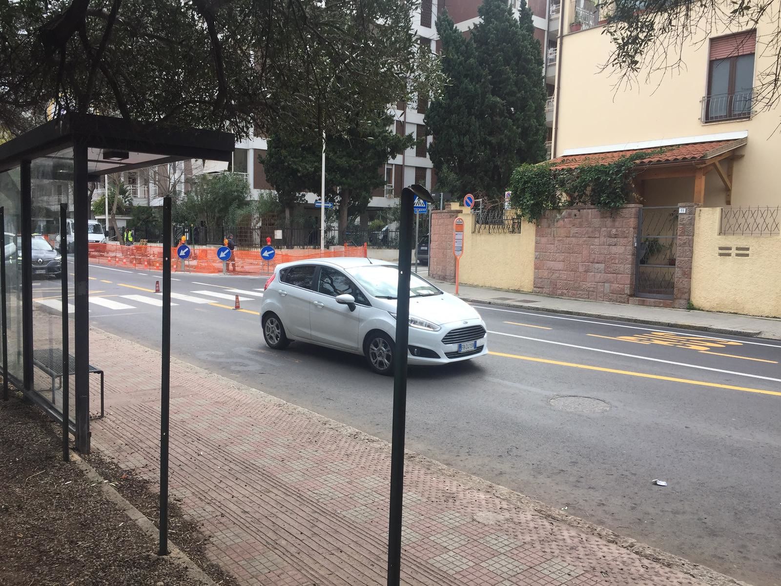 Cagliari, commercianti furiosi in via del Sole: “Parcheggi cancellati e sterrato recintato”