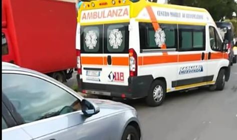 Cagliari, traffico in tilt in via Liguria: ambulanza a sirene spiegate bloccata tra le auto