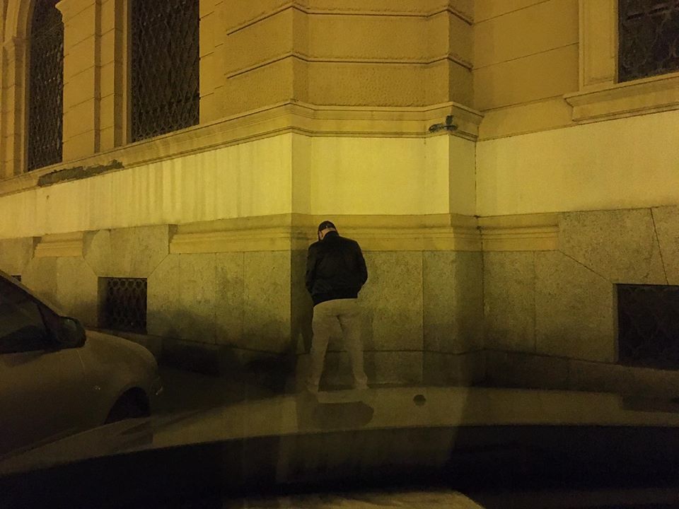 Cagliari, degrado senza fine in piazza Carmine: la parete delle Poste come orinatoio