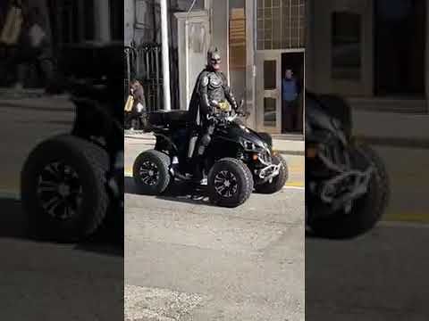 Batman nel traffico a Cagliari, il supereroe sfreccia in via Bacaredda